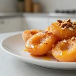 Deliziose albicocche al forno preparate in friggitrice ad aria.