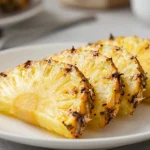 Delizioso ananas grigliato cucinato in friggitrice ad aria, perfetto per dessert estivi.