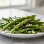 Deliziosi fagiolini cotti in friggitrice ad aria per una cena leggera.