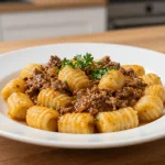 Gnocchi al ragù preparati facilmente nella friggitrice ad aria.