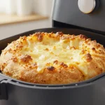 Delizioso pane al formaggio preparato nella friggitrice ad aria, croccante e filante.
