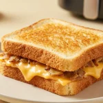Delizioso panino ripieno cucinato nella friggitrice ad aria per una croccantezza perfetta.