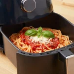 Deliziosa pasta al pomodoro preparata nella friggitrice ad aria per un piatto leggero e gustoso.