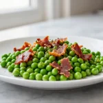 Deliziosi piselli con pancetta preparati in friggitrice ad aria.