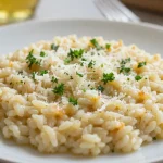 Delizioso risotto preparato nella friggitrice ad aria per una cottura leggera e saporita.